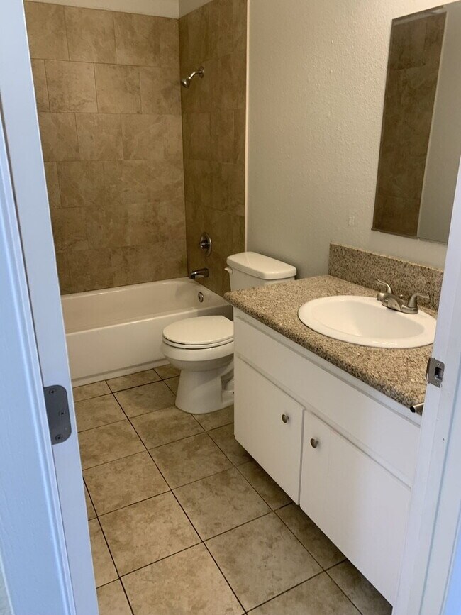 Building Photo - Updated Unit with Vinyl Floors & Stainless...