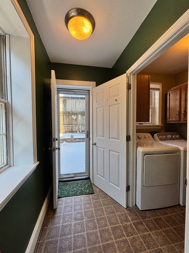 Building Photo - 807 W 10th St