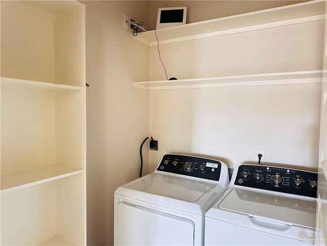 Building Photo - 25 S Kerala Ave