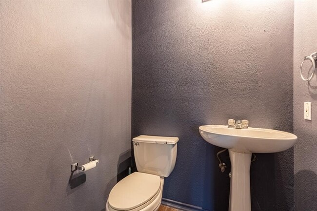 Building Photo - 1422 Meadow Pkwy