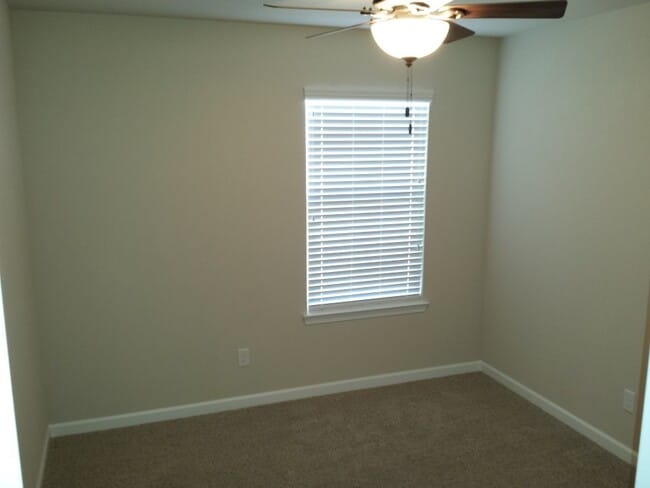 Building Photo - Townhouse In Prime Location