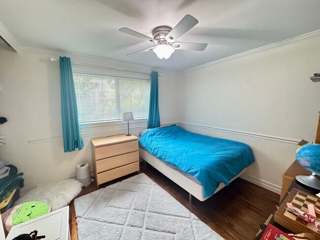 Building Photo - Fantastic Rambler in Lake Hills with A/C!