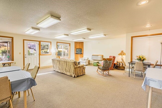 Building Photo - 556 G St