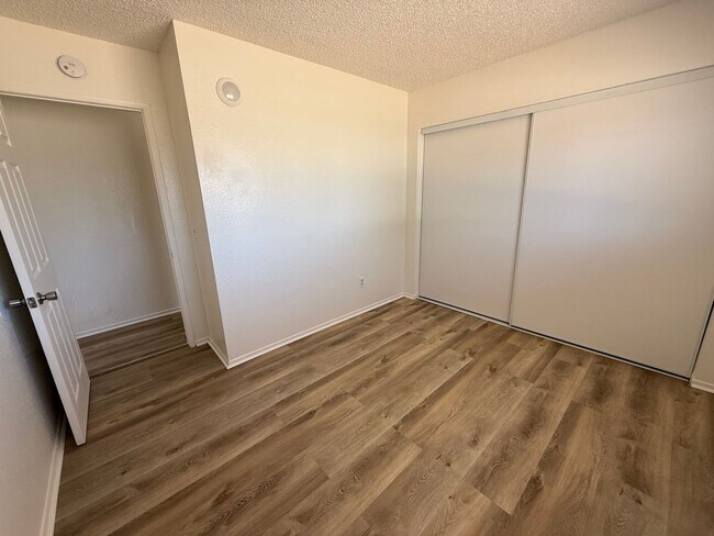 Building Photo - 3711
