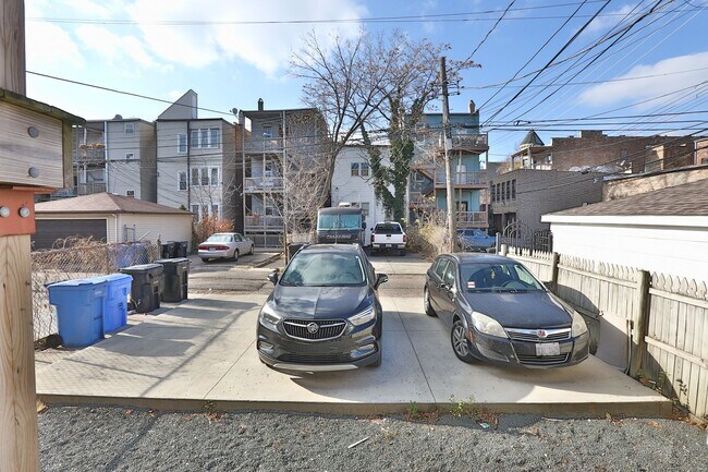 Building Photo - HUGE 5BED/2 bath in Wicker Park! Designer ...