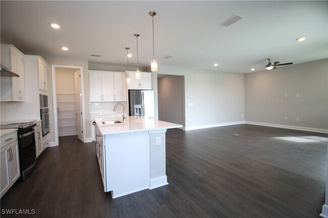 Building Photo - 2051 Grove Dr