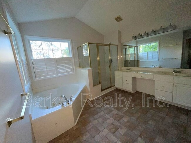 Building Photo - 2312 Colony Woods Dr