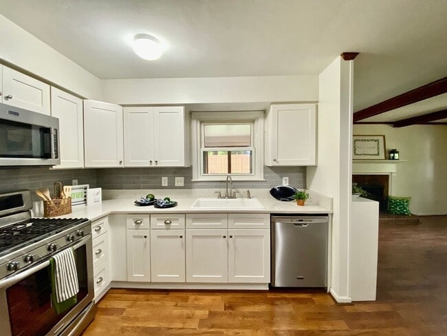 Building Photo - Charming Ranch-Style Home With Garage Avai...