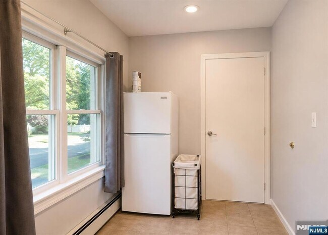 Building Photo - 6 Pineview Terrace