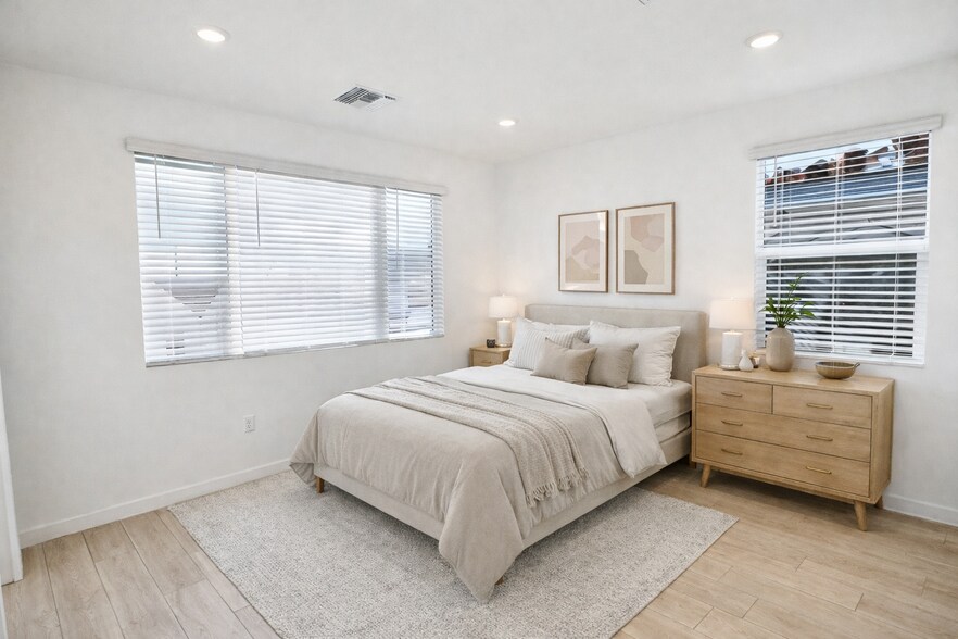 Building Photo - 9324 Via Azul