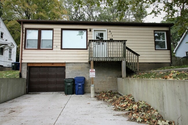 Building Photo - 2 BR home in West Davenport