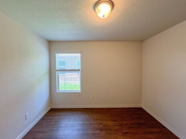 Building Photo - 1517 Justin Lp