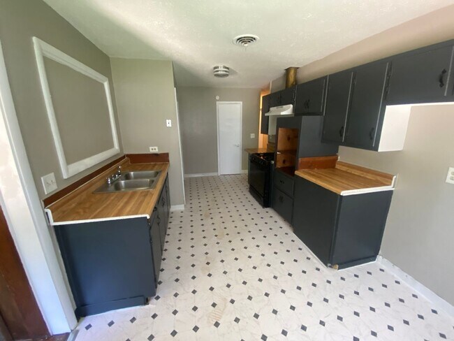 Building Photo - **AVAILABLE NOW**3 Bedroom / 1.5 Bathroom ...