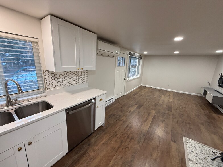 Building Photo - 8255 Oak St