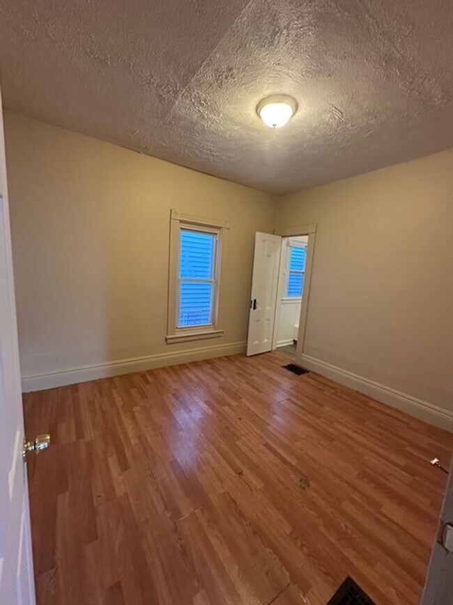 Building Photo - 82 Lime St