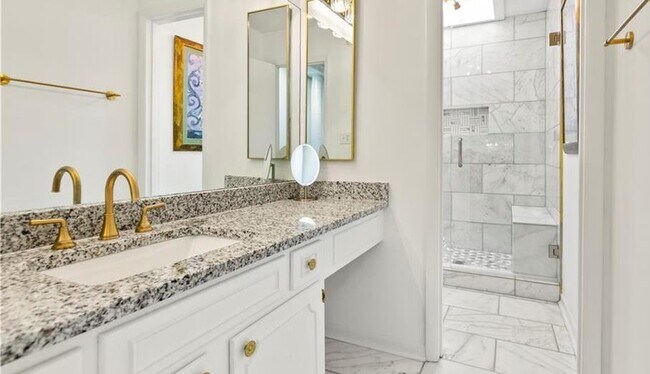 Building Photo - 2685 Meadowlawn Dr