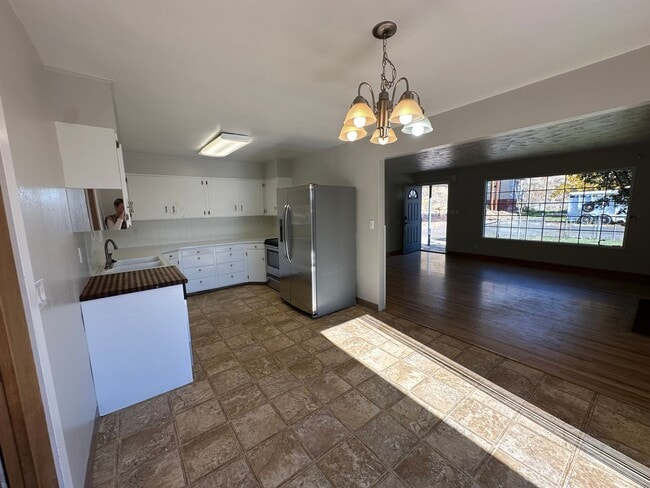 Building Photo - Spacious 4 Bedroom Home with Fireplace & F...