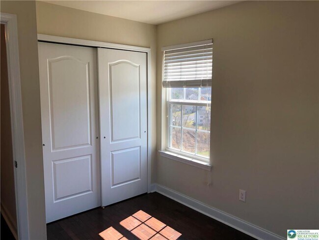 Building Photo - 6137 Valley Forge Dr