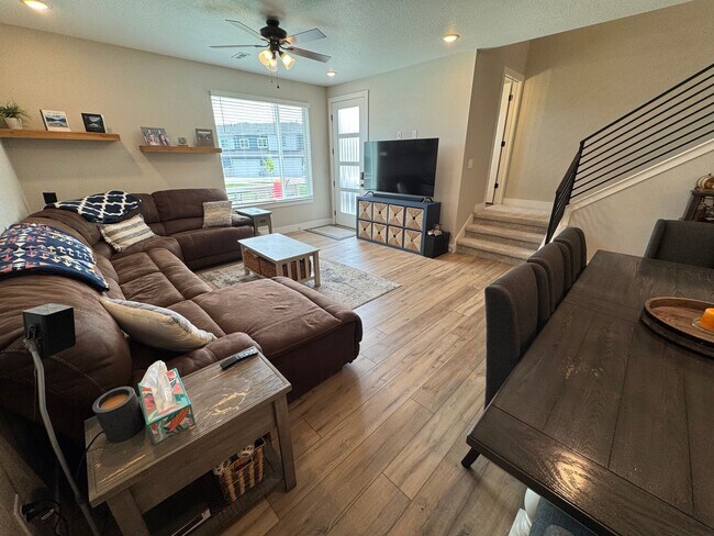 Building Photo - Modern 3-Bed, 2-Bath Townhome with Spaciou...