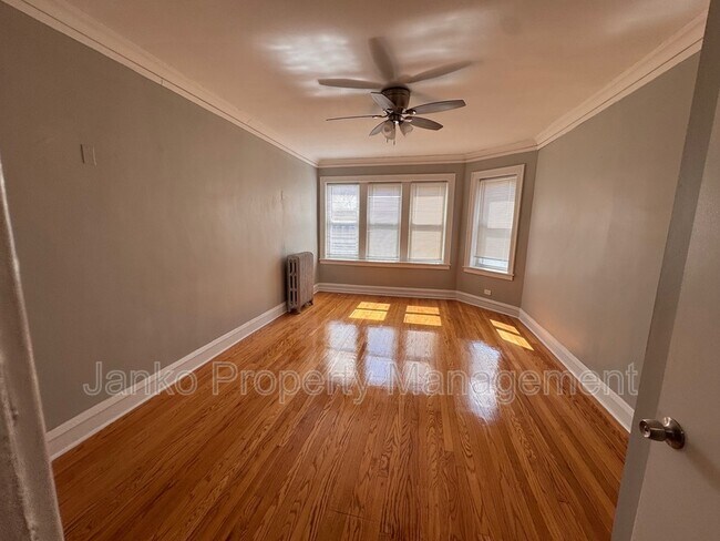 Building Photo - 652-658 E 81st St