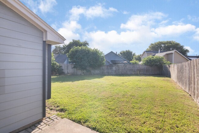 Building Photo - 15535 Evergreen Pl Dr