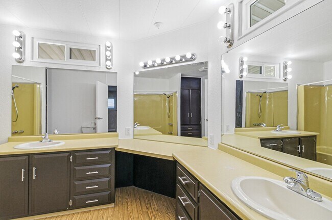 Building Photo - Spacious 2 Bed, 2 Bath Retreat in Charming Boulder City!