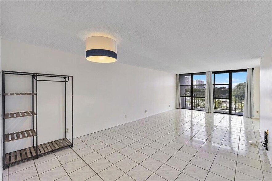 Building Photo - 1000 Parkview Dr