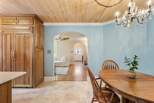 Building Photo - 821 Ingleside Ave