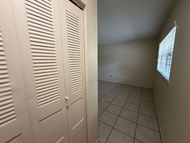 Building Photo - "Charming 2-Bedroom, 2-Bath Duplex Retreat in Spring Hill!"
