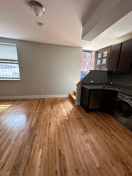 Building Photo - 910 W George St