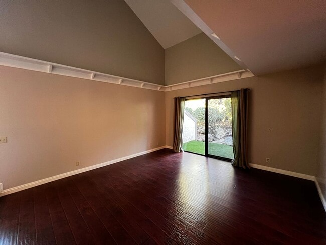 Building Photo - 2 Bedroom 3 Bath Condo for Rent in an Excellent Area of Fullerton