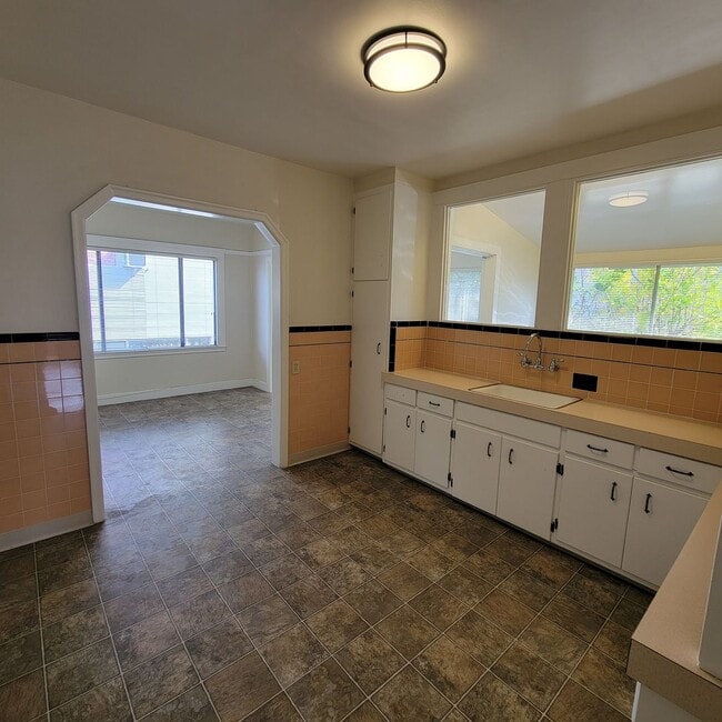 Building Photo - 950 Fremont St