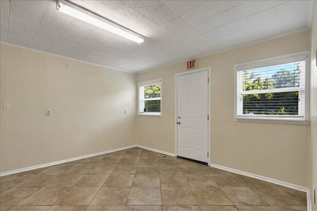 Building Photo - 4 bed 2 bath house, walk to stadium! Available August 2026