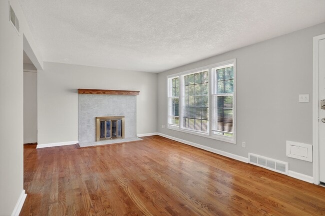 Building Photo - Your Next Home Awaits: 4BR/2BA in Desirable Prairie Village Location!