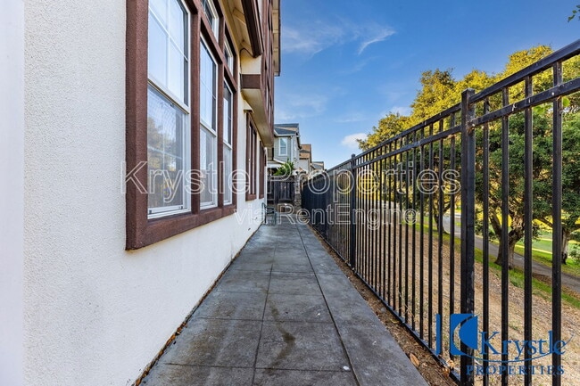 Building Photo - 6335 Newhaven Ln