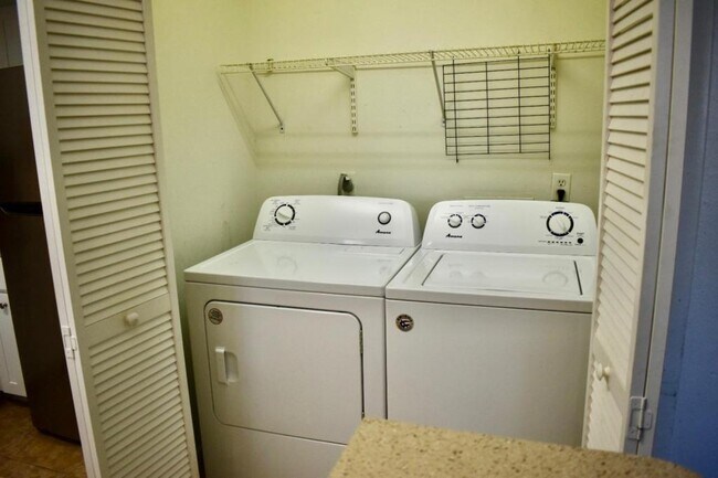 Building Photo - 5220 SW 21st Pl