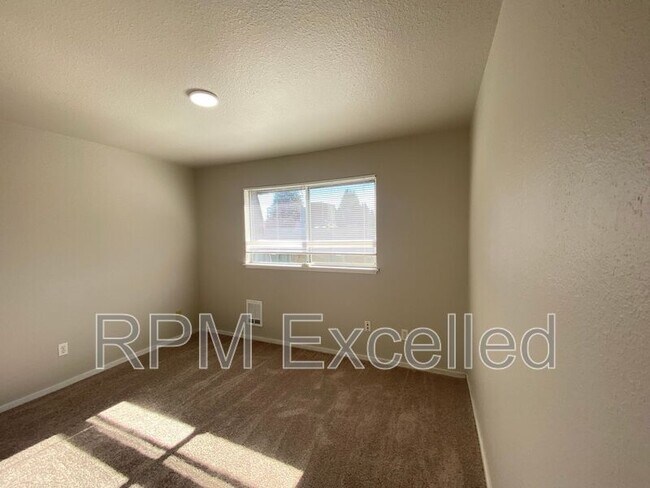 Building Photo - 634 M St NE