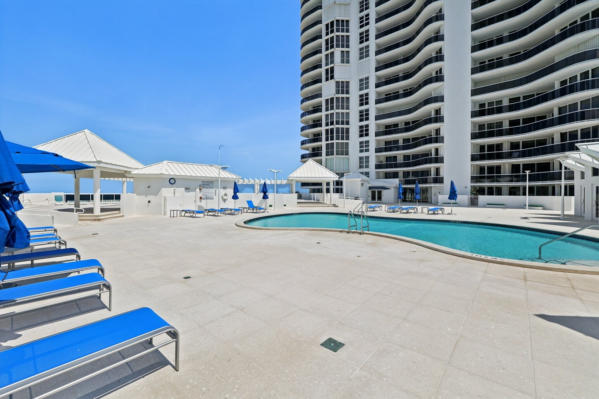 Building Photo - 16711 Collins Ave