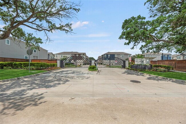 Building Photo - 16107 Hilltop Oak Dr