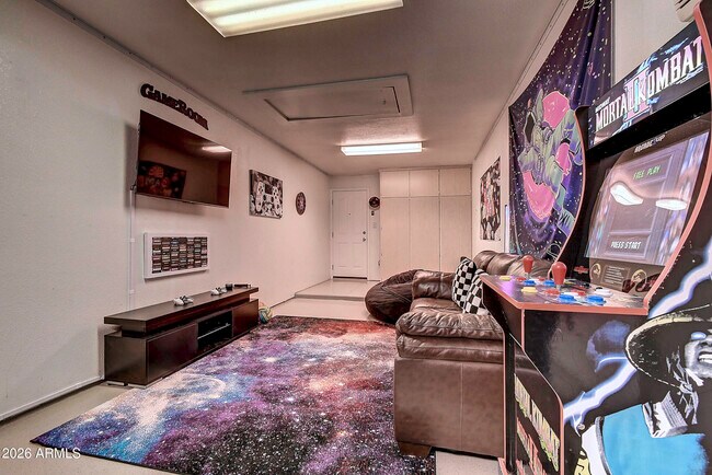 Building Photo - 1027 W 19th St