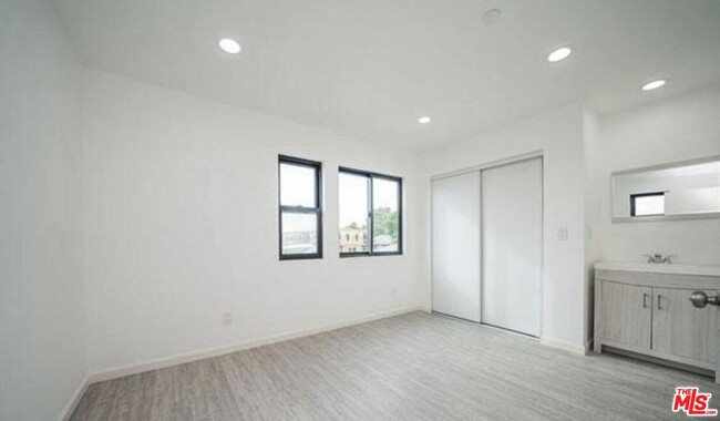 Building Photo - 4110 1/2 Normandie Ave