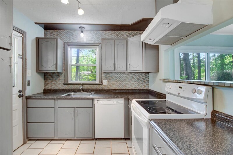 Building Photo - 1506 Boyette Dr