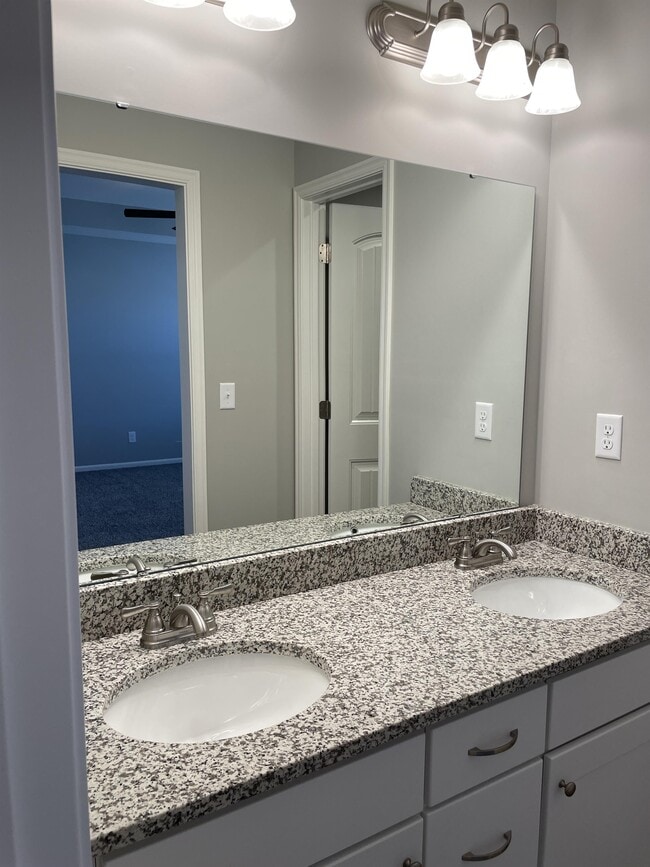 Building Photo - 605 Poplar Ct