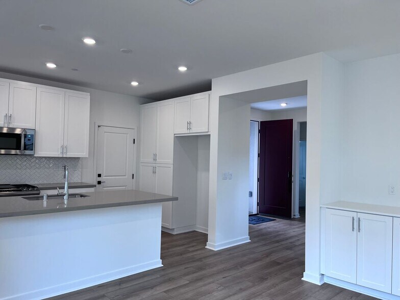 Building Photo - 4041 Pomelo Dr