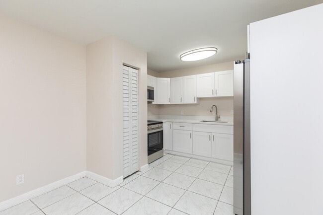 Building Photo - 7750 SW 10th Ct