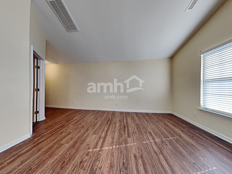 Building Photo - 3005 Quail Oaks Dr