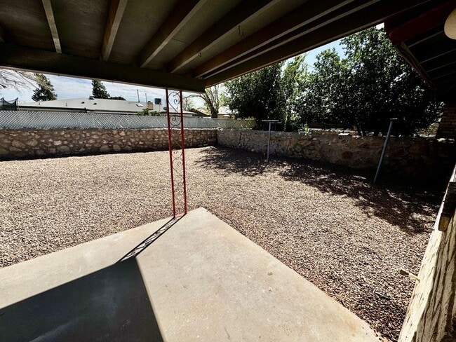 Building Photo - 8636 Mettler Dr