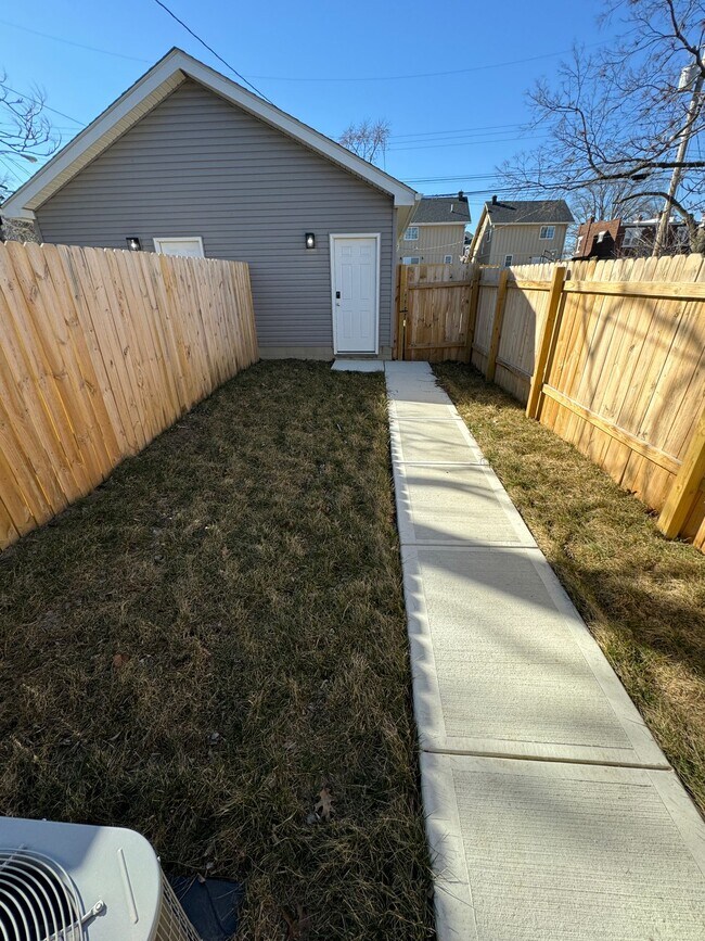 Building Photo - 2 Bedroom - Weiland Park