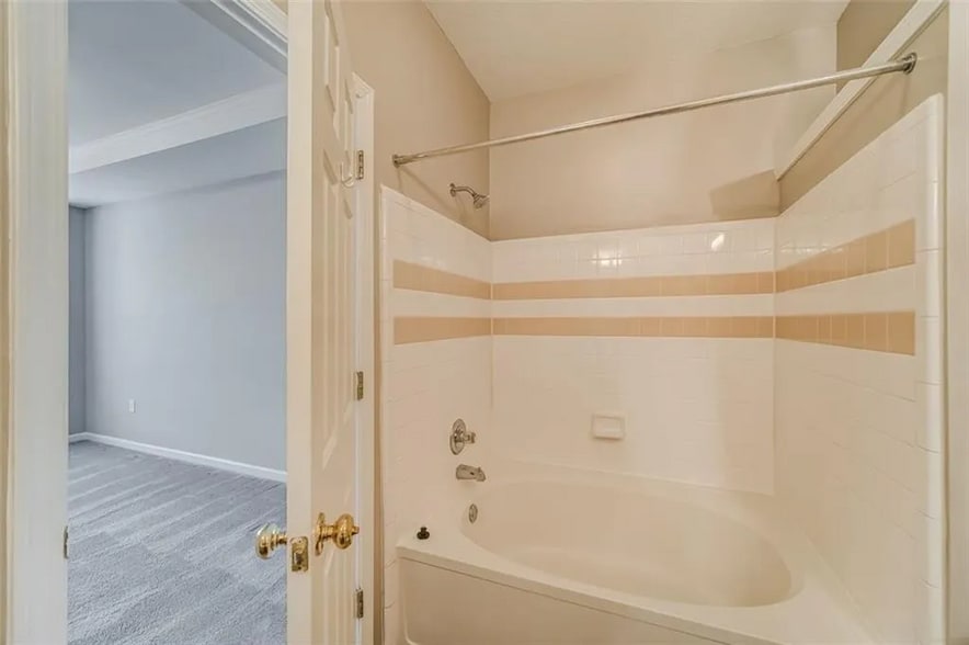 Master Shower and Tub - 534 Sandringham Dr