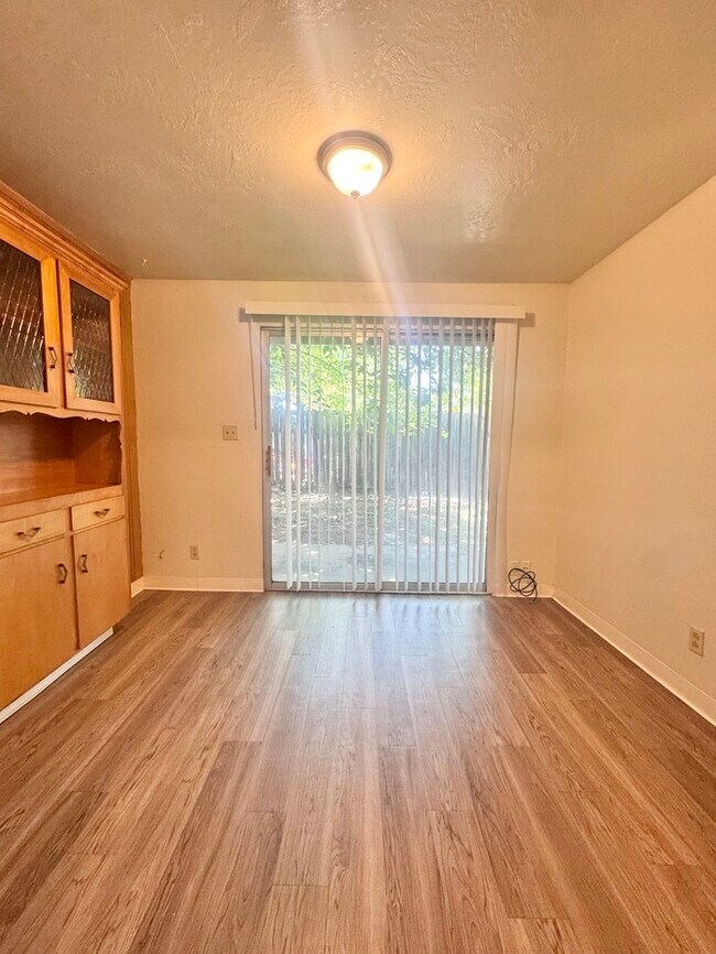 Building Photo - Charming 2-bedroom 1-bathroom duplex in Ca...